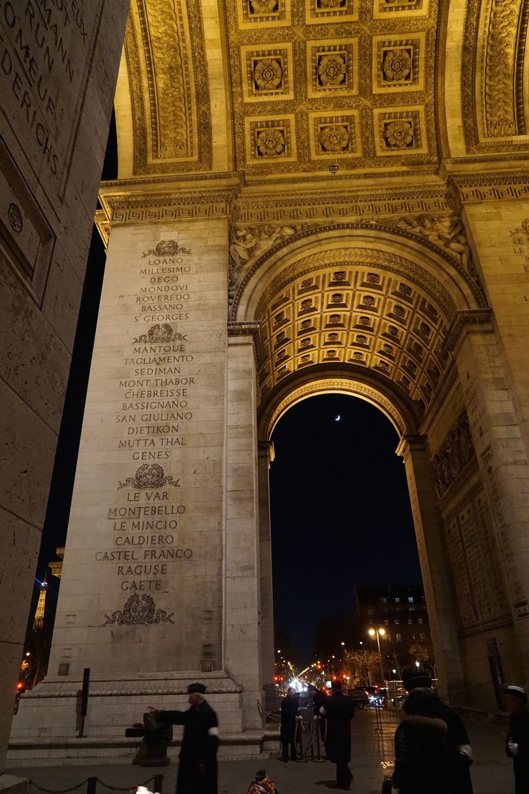 エトワールの凱旋門（Arc de triomphe de l'Étoile）　凱旋門のアーチの下