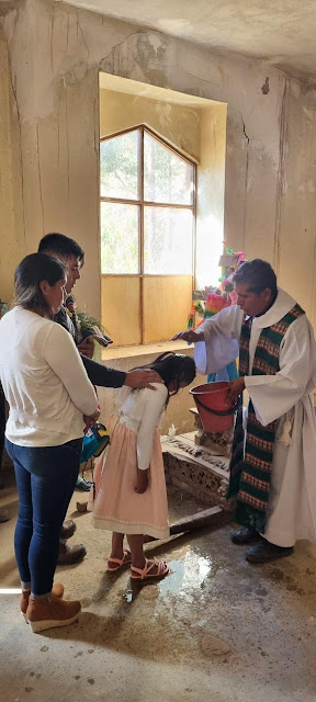 Ich bin seit 6 Monaten als Pfarrer in der Gegend von Ocuri-Ravelo und kenne bisher noch nicht alle  Gemeinden. Wenn ich zur Seelsorge und geistlichen Fürsorge gehe finde ich sehr heruntergekommene Kirchen. Manchmal habe ich Angst, dass mir die Arbeit über den Kopf wächst aber ich vertraue auf Gott und meine Freunde. Hier bin ich in Marcoma, Potosí - Bolivien.