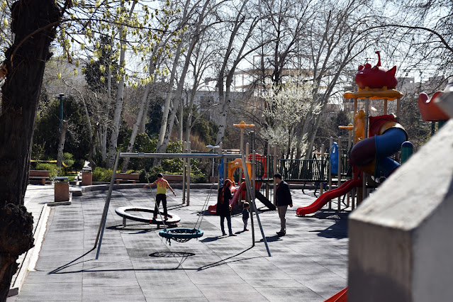 一家大小在涅瓦兰公园游乐场玩耍。