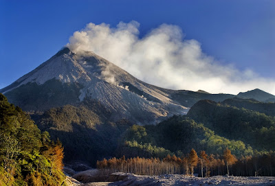 Mendaki Gunung Merapi-Menikmati Sunrise Dari Atap Yogyakarta, kawah merapi, jalur merapi