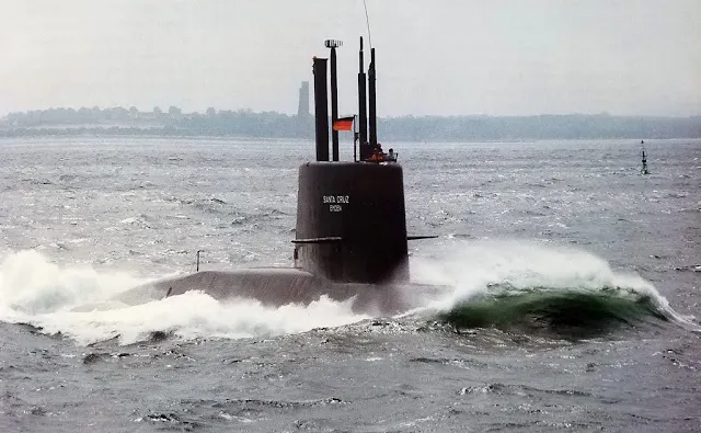 ARA Santa Cruz, TR-1700, de la Armada Argentina, en pruebas de mar en Alemania antes de la entrega