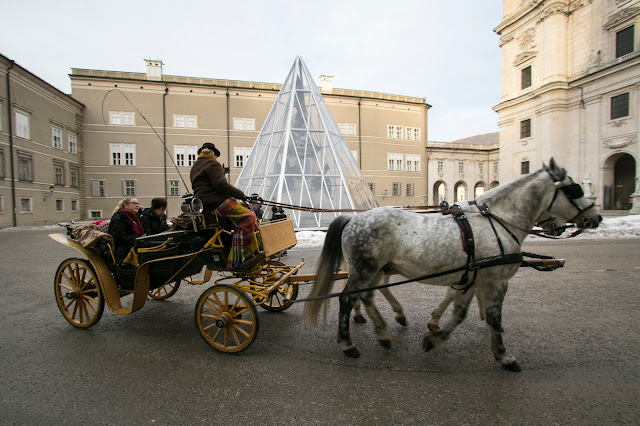 Carozza con cavalli in Domplatz-Salisburgo