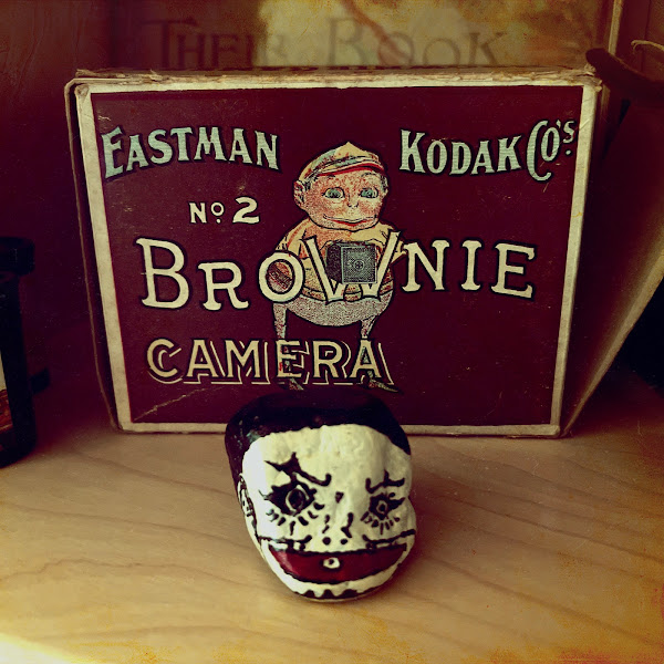Happy Stone vóór antieke Brownie Camera-verpakking