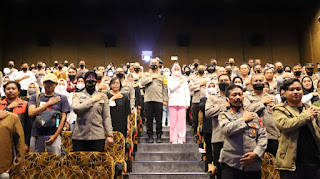  Tumbuhkan Semangat dan Mental,  Kapolres Tulungagung Ajak Anggotanya dan Bhayangkari serta Media Nobar Film Sayap - Sayap Patah