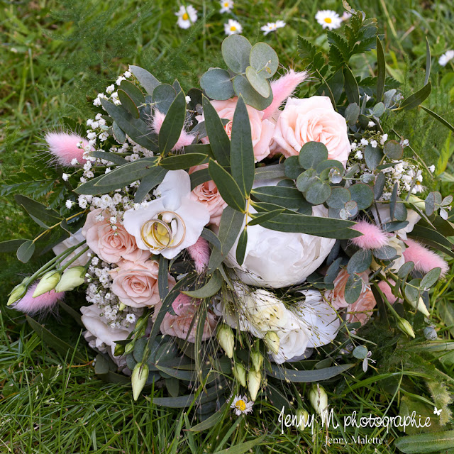 photo bouquet de fleurs de la mariée avec les alliances