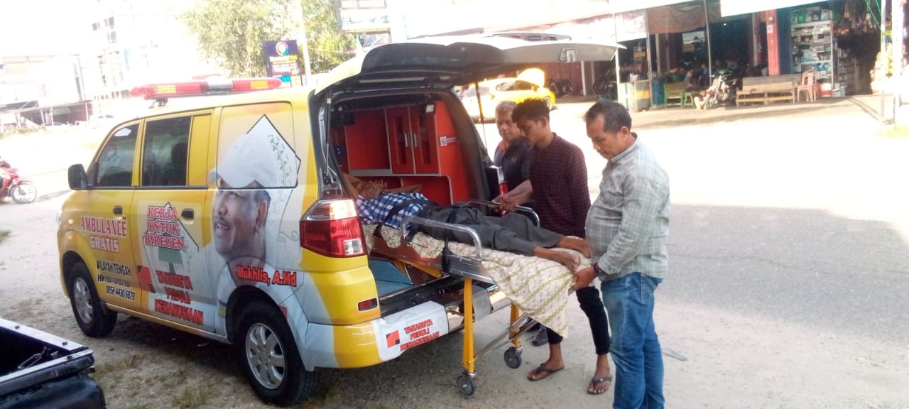 Dua Tahun Alami Lumpuh, Mukhlis Takabeya Fasilitasi Ambulance Gratis Jemput Usman di Aceh Timur