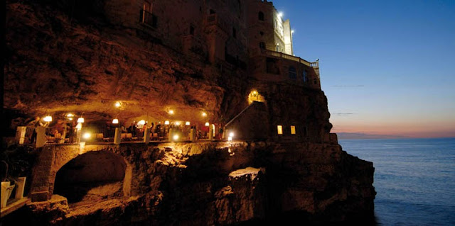 restaurante dentro de cueva Grotta Palazzese italia