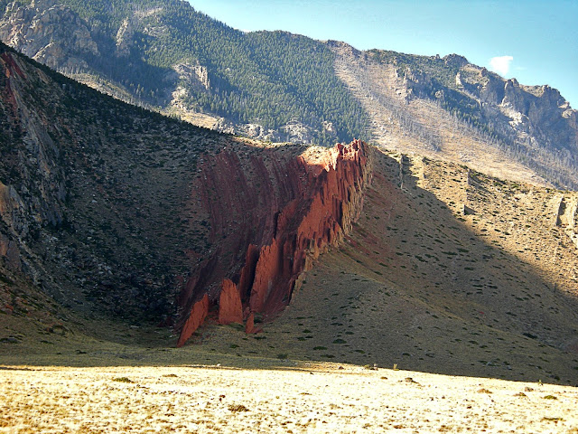 Cody Wyoming geology travel field trip folding anticline great unconformity Heart Mountain detachment Yellowstone Absaroka volcanic copyright RocDocTravel.com