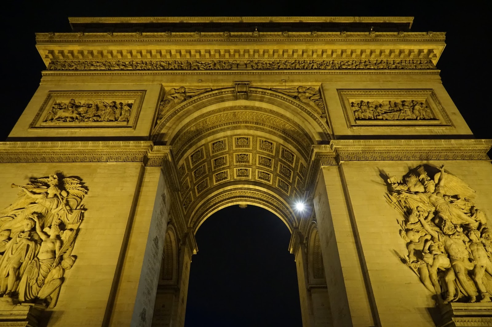 エトワールの凱旋門（Arc de triomphe de l'Étoile）の正面