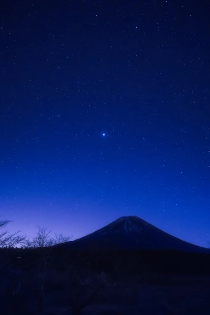 冬の星空と富士山～朝霧高原