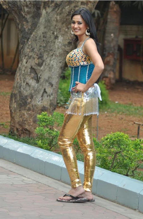 Shweta tiwari hotitem girl - (2) - Shweta Tiwari latest dance NDTV Greenthone 2012 HOT GOLDEN DRESS