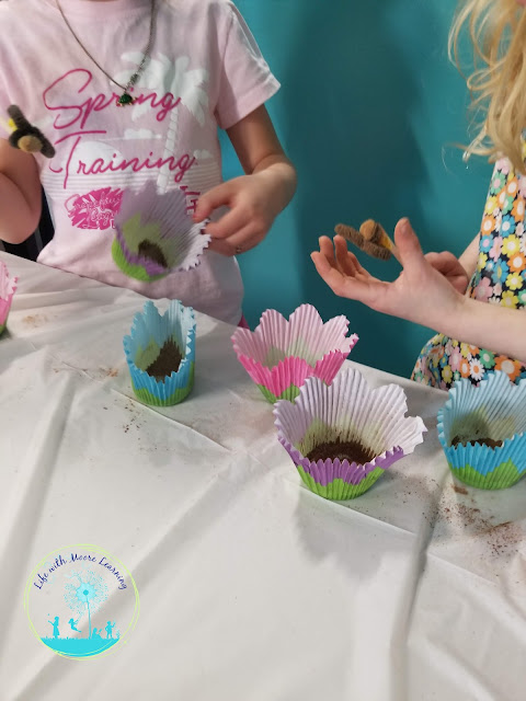 Show kids how important bees are with this hands-on pollination experiment.