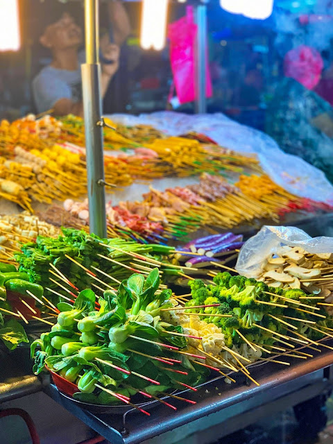 Szukasz pomysłu na kulinarne doznania w Kuala Lumpur w Malezji? Co i gdzie zjeść w malezyjskiej stolicy? Najlepszy street food w Kuala Lumpur - Jalan Alor Street. 