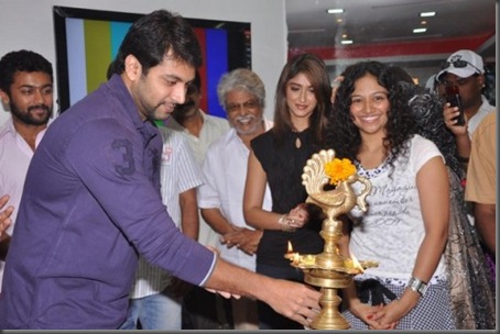 Jayam-Ravi-with-Ileana-at-IBO-Dance-studio-499x332