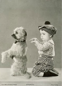 Divertidas fotografías antiguas de niños con su mascota