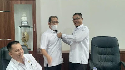 Sekda Rida Ananda Berikan Pin KORPRI Baru Kepada ASN