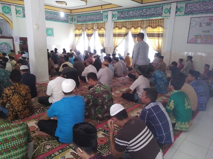 Salat Jumat Dekatkan Satgas TMMD Ke 104 Kodim 0417/Kerinci dengan Masyarakat