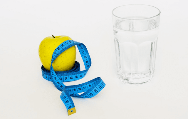 El agua al parecer, beberla consigue que se consuman unas 90 calorías menos durante la comida por que la persona se sacia más.
