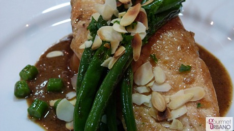 Pechuga de Pollo con Vainitas y Almendras fileteadas