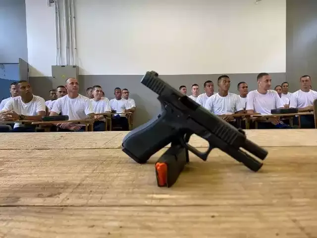 Alunos do Décimo Quarto BPMI recebem instrução de armamento