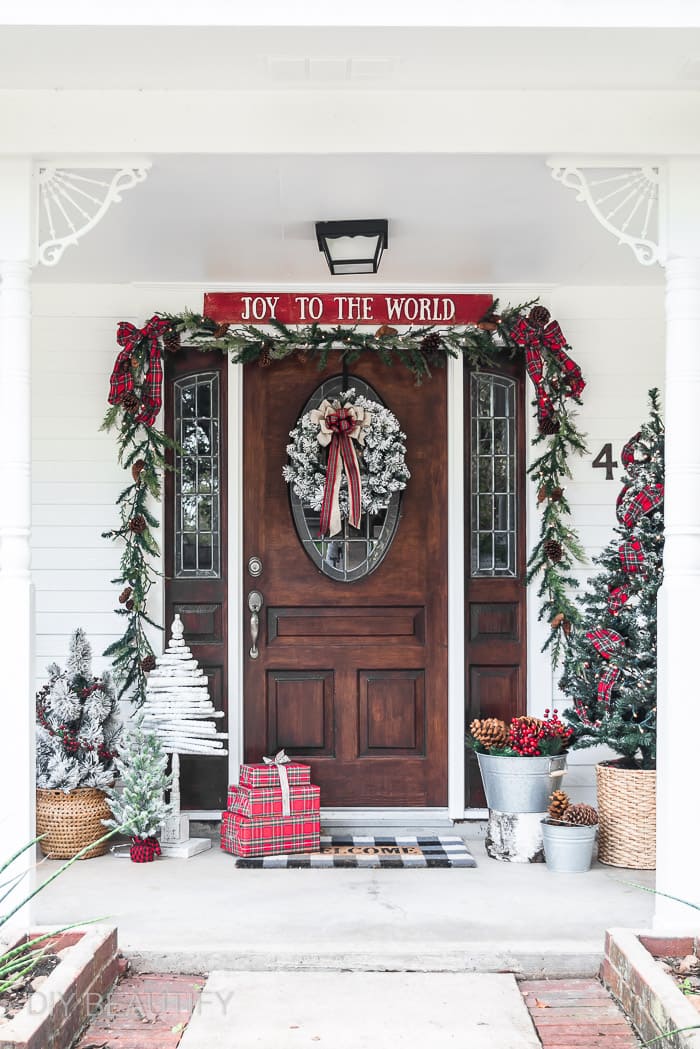 Christmas porch decor, plaid ribbon, fence board sign