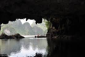 La grotte “enfilée” intéressante de Cai De- baie de Bai Tu Long