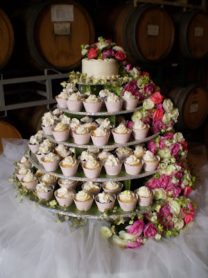  Baby Love's Cupcakes sent me this beautiful photo of a wedding cupcake 