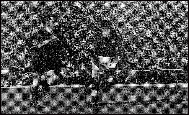 Gonzalvo III persigue a Travassos que fue el mejor de los portugueses. SELECCIÓN DE ESPAÑA 5 SELECCIÓN DE PORTUGAL 1. 02/04/1950. IV Copa del Mundo, Brasil 1950, fase de clasificación, partido de ida. Madrid, estadio de Chamartín. GOLES: 1-0: 11’, Zarra. 2-0: 13’, Basora. 3-0: 15’, Panizo. 3-1: 36’, Cabrita. 4-1: 58’, Zarra. 5-1: 65’, Molowny.