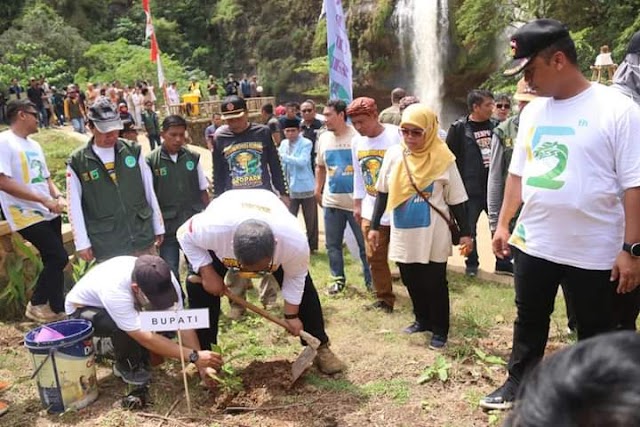 Kadis PU dampingi Bupati Sukabumi resmikan Destinasi Wisata Curug Sodong