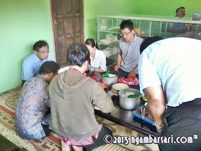 Jamuan Makan di RM Ayam Panggang Bu Bari Karangtengah