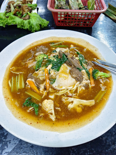 Order mee bandung daging masa makan di anwar kluang seafood