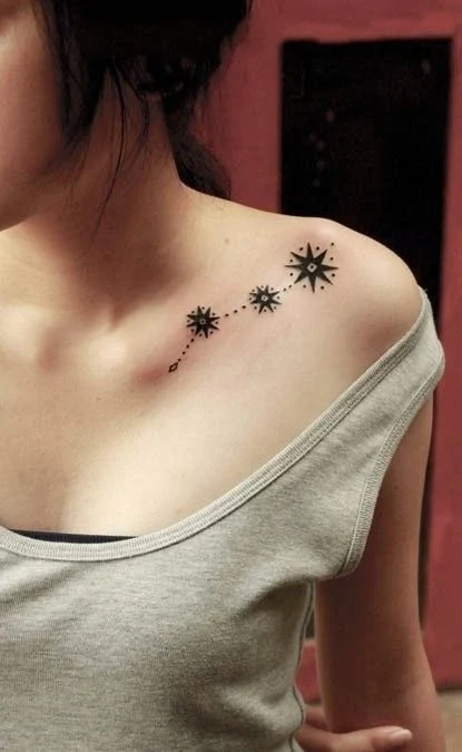 chica con tatuajes de estrellas femeninos y delicados