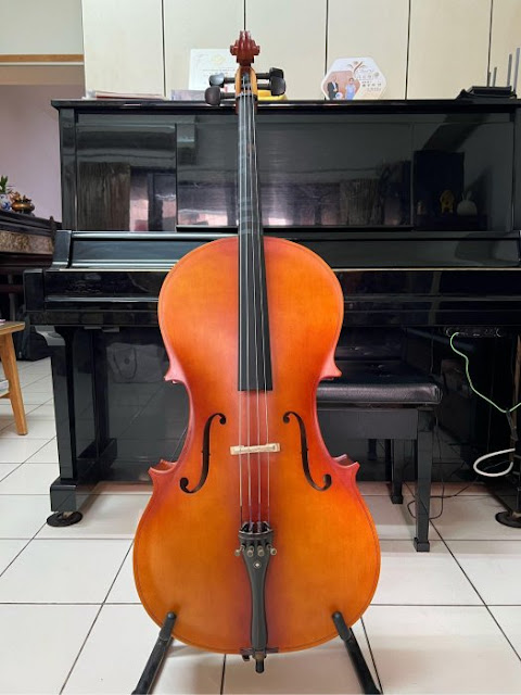 4/4大提琴二手大提琴新琴價約3萬 右角處有點小傷不影響聲音