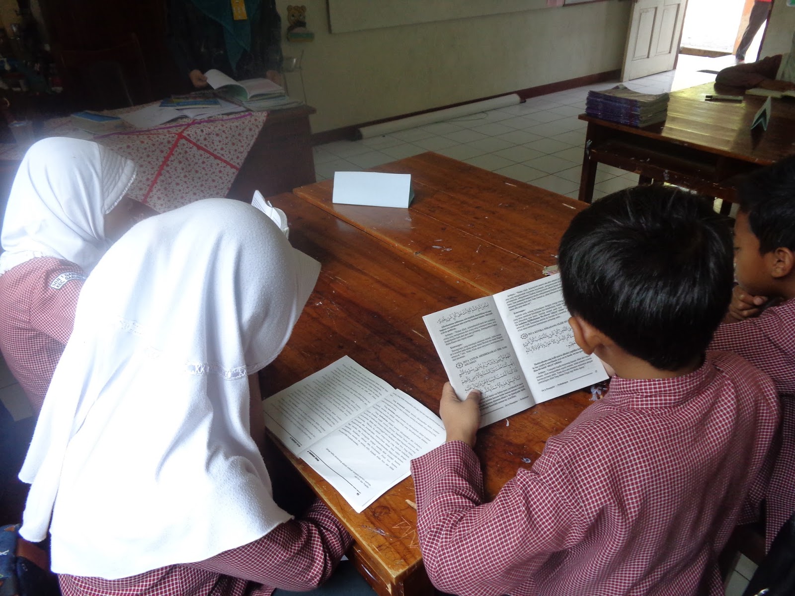 Dengan program Budaya Baca di SD Negeri 1 Garung komite dan paguyuban kelas mendukung penuh apa yang dibutuhkan siswa dalam upaya membiasakan anak untuk