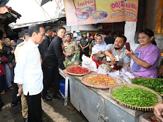 Presiden Jokowi mengunjungi Pasar Mungkid, Kabupaten Magelang, Senin (29/01/2024), untuk mengecek harga-harga kebutuhan pokok. (Foto: BPMI Setpres/Kris)