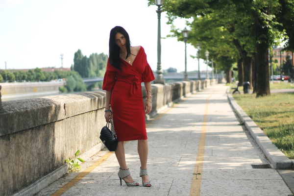 abito rosso, red dress, vestito elegante, outfit sensuale, outfit elegante, outfit in rosso, themorasmoothie, influencer, influenceritaliana, 40fashionblogger, fashionbloggerover40, fashionbloggeritaliana