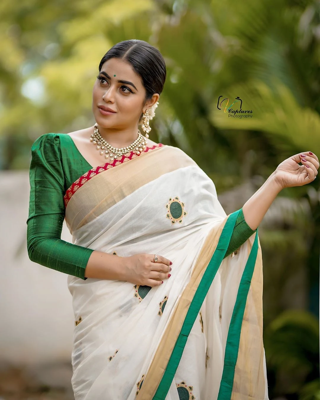 Actress Poorna Shamna Kasim White Floral Saree Photoshoot