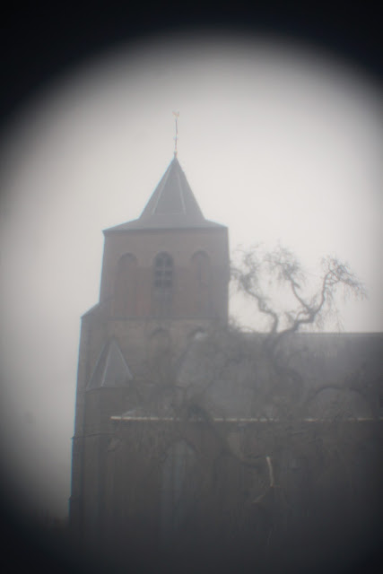 Foto van kerk, Oud-Zevenaar, genomen met camera met lensconstructie. Foto: Robert van der Kroft