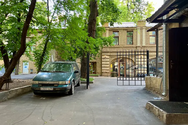 Брюсов переулок, Тверская улица, дворы, бывший Тверской тупик, бывший главный дом усадьбы Костерёвых