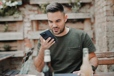 Hombre dejando un mensaje de voz en su smartphone