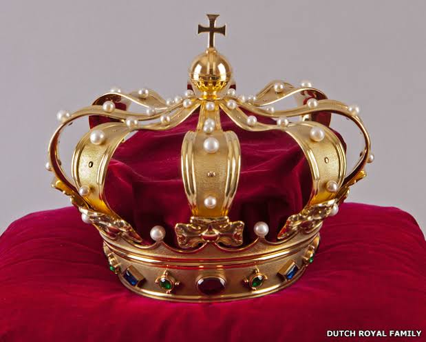 To see Crown of a king in dream meaning