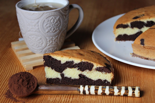 Torta variegata senza glutine, dalla consistenza equilibrata e dal profumo unico di vaniglia e cacao. Ottima per colazione e momenti di relax.