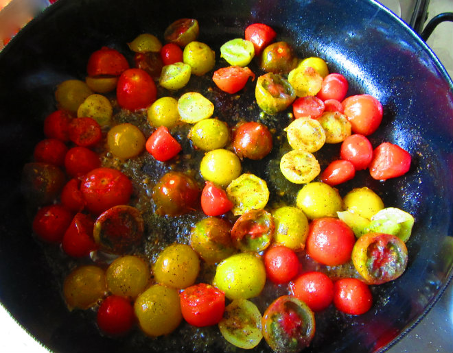 Fettuccine with shrimp, mussels and cherry tomatoes by Laka kuharica: sauté the tomatoes.