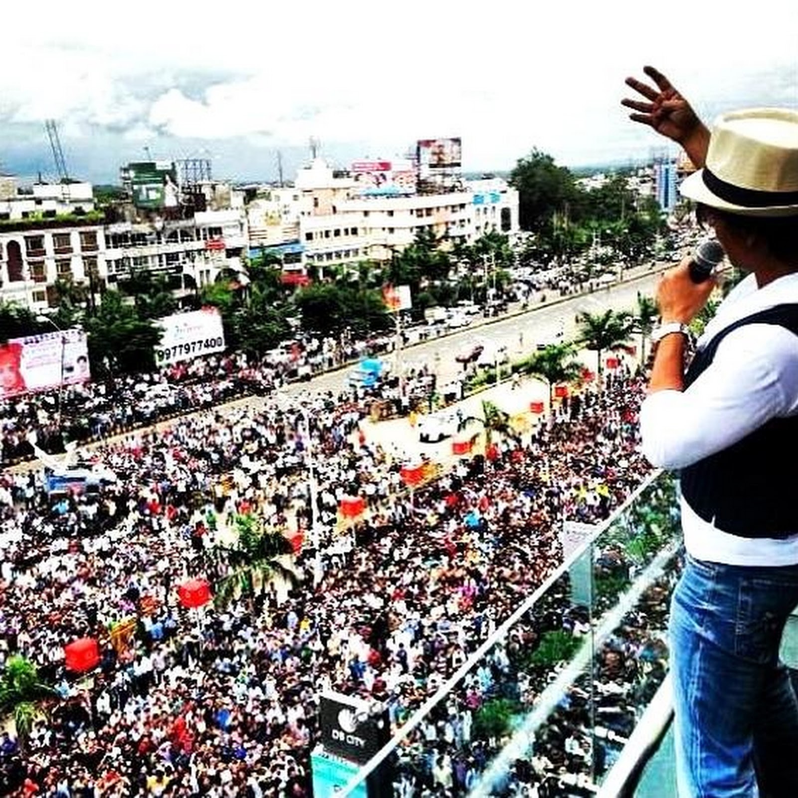 Shahrukh Khan in Bhopal Between Crazy Crowd