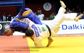 A. Papinashvili (kimono blanco), de Georgia, se enfrenta a L. Chammartin (kimono azul), de Suiza,  en la categoría de 60 kilogramos, durante la primera jornada del Grand Prix de Judo de La Habana, con sede en el Coliseo de la Ciudad Deportiva, el 6 de junio de 2014
