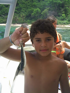 imagen Niño con un pescado en mochima 