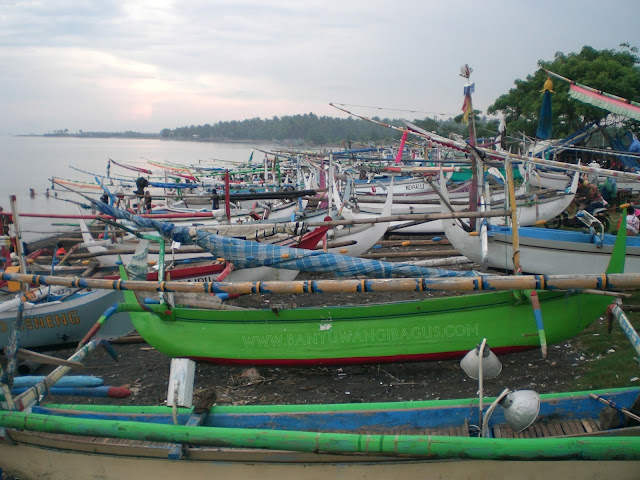 Perahu nelayan di Pantai Blimbingsari, Banyuwangi.