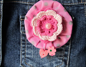 http://www.artedetei.com/2013/03/broche-con-flor-de-ganchillo-y-flor-yo.html