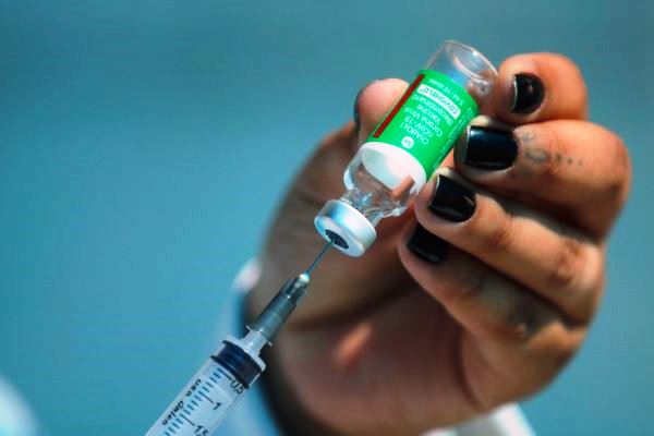 Ministro anuncia dose de reforço da vacina contra a covid-19 para profissionais de saúde