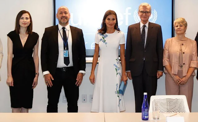 Queen Letizia wore and Aline embroidered short sleeve midi dress from Carolina Herrera, and sky-blue pumps, blue clutch